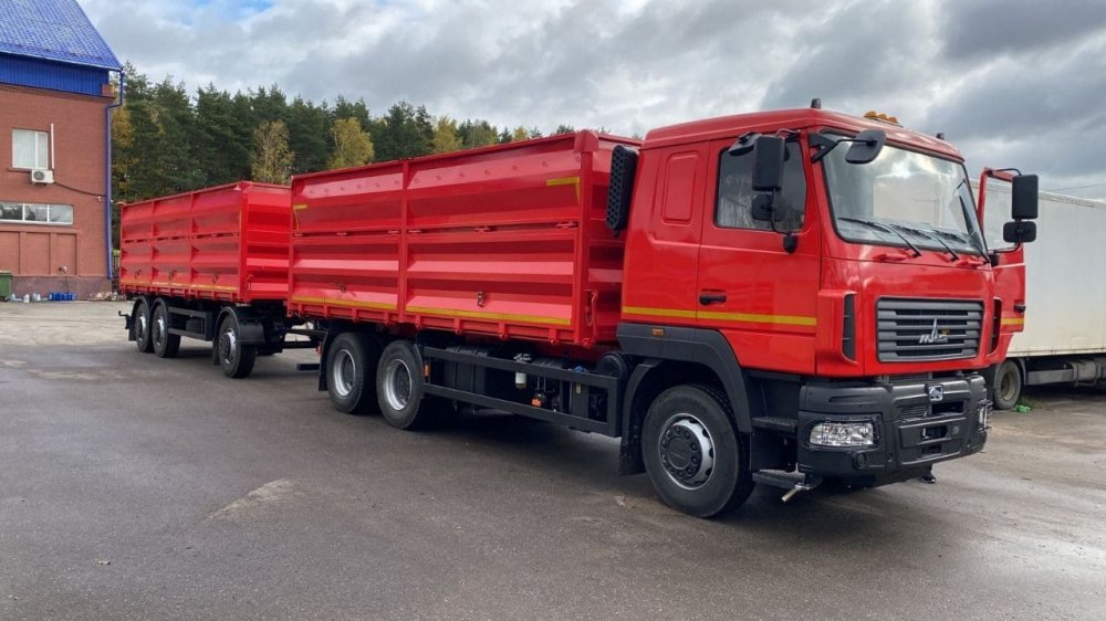 Автопоезд из зерновоза МАЗ 63122J-8535-030 и самосвального прицепа МАЗ 856103-032-000