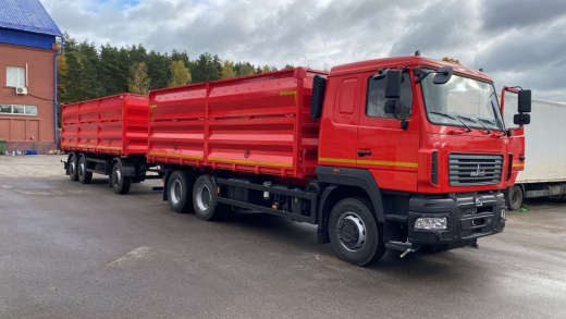 Автопоезд из зерновоза МАЗ 63122J-8535-030 и самосвального прицепа МАЗ 856103-032-000